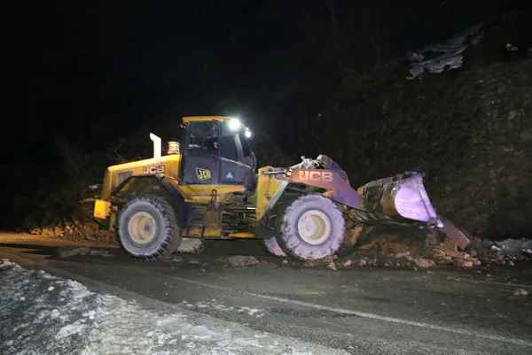 1640640117998.jpg Zonguldak-Ankara karayolu heyelan nedeniyle kapandı! Çok sayıda ekip olay yerinde - 2