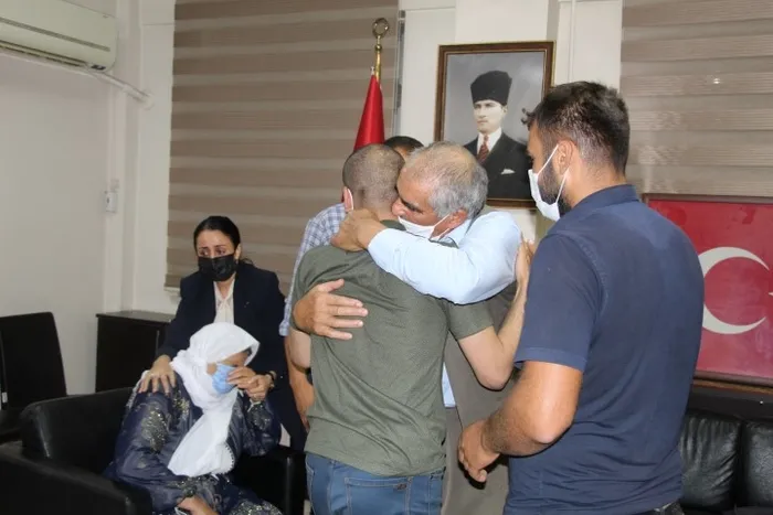 Bir anne daha evladına kavuştu | Emine anne PKK'nın 6 yıl önce daha kaçırdığı oğluna kavuştu - 2