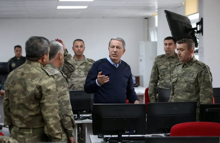 Bakan Akar ve TSK komuta kademesi Suriye sınırında!