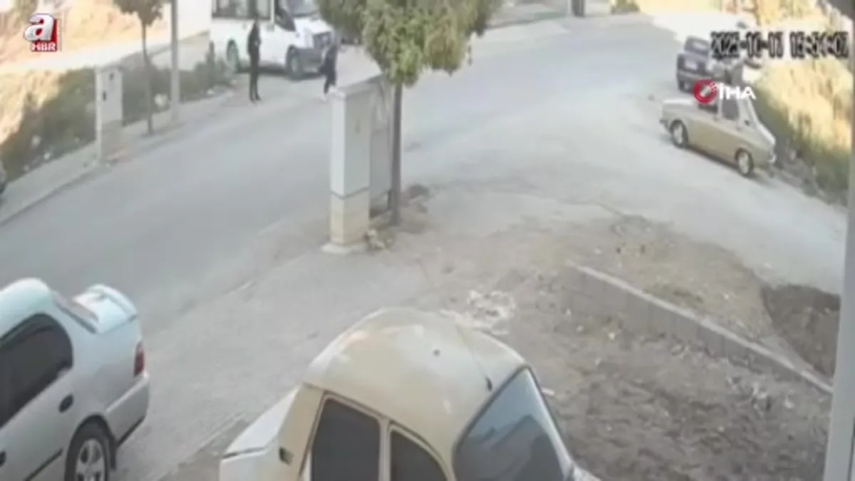 Okul servisinden indikten sonra otomobilin çarptığı lise öğrencisi ağır yaralandı