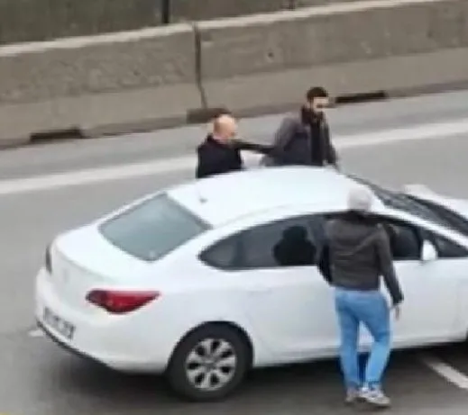istanbulda-yol-ortasinda-kavga-tartistigi-surucunun-otomobilini-tekmeledi-1666251785933.jpg