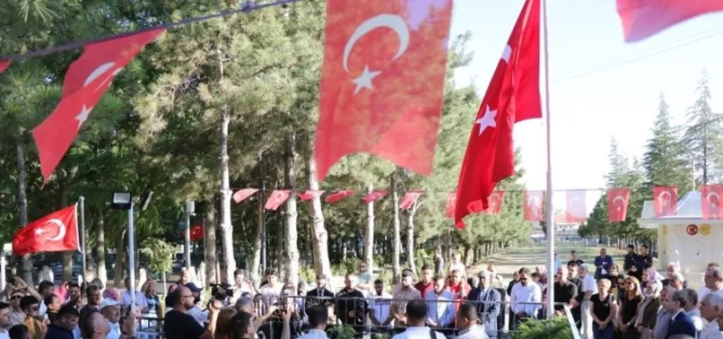 Kahraman şehitlerin kabrine vefa akını! Vatandaşlar dualarını eksik etmedi