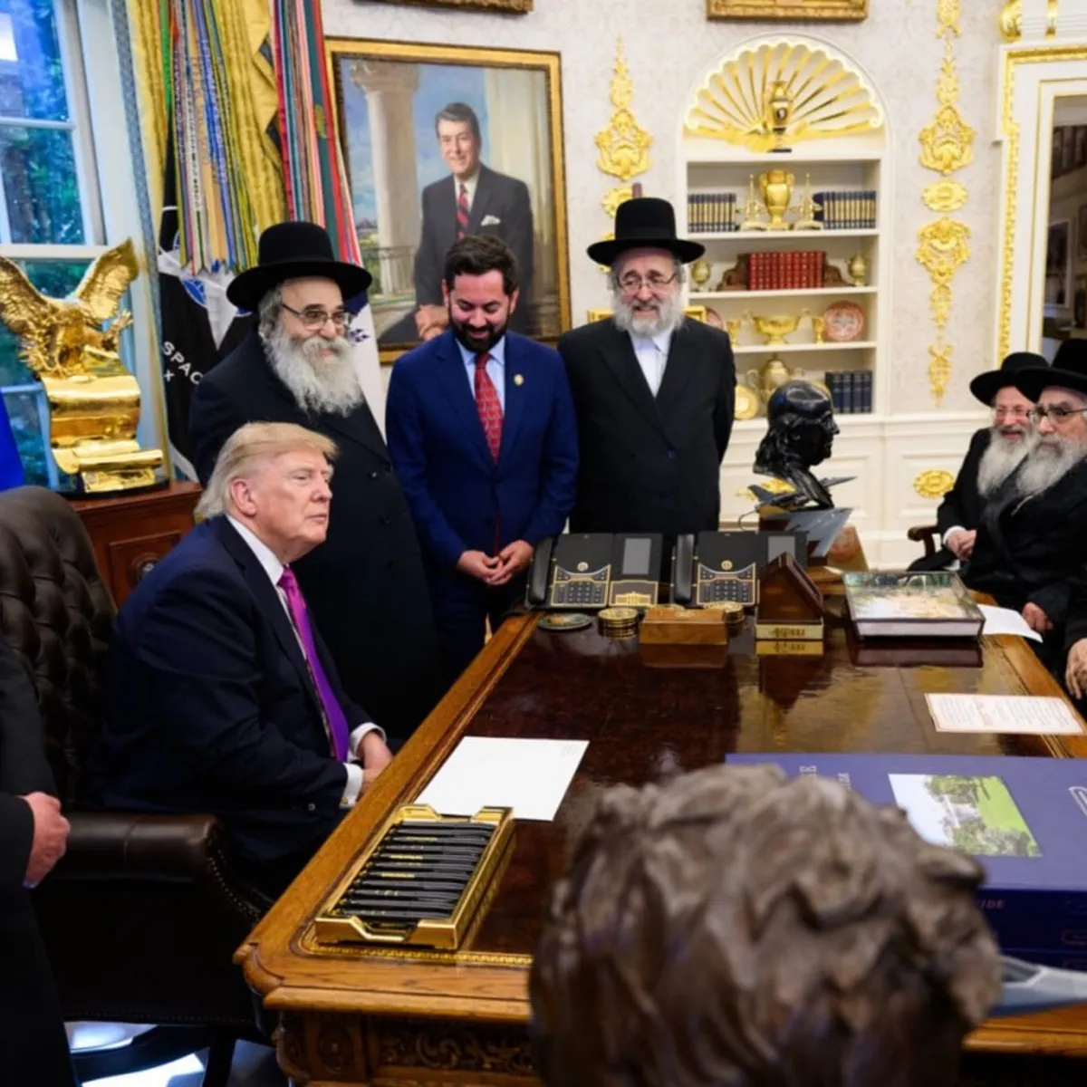 Donald Trump, 1979'dan bu yana ilk kez Beyaz Saray'da Hasidik Yahudi hahamlarla Oval Ofis'te bir araya geldi