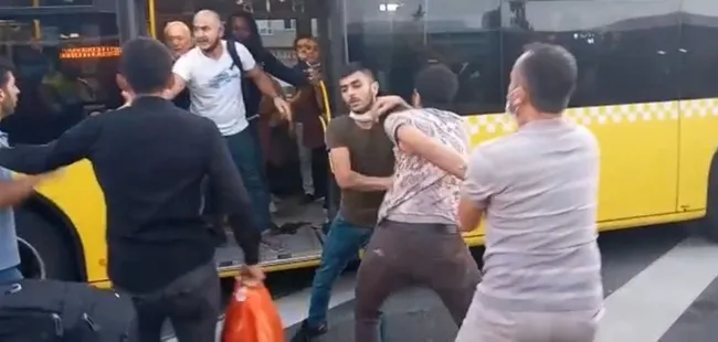 Metrobüste kız arkadaşıma "yan baktın" kavgası! Yolcular dehşeti yaşadı - 2