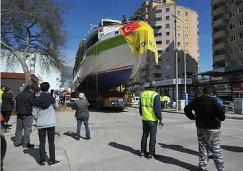 Bursa'da 700 tonluk gemi karadan yürütüldü