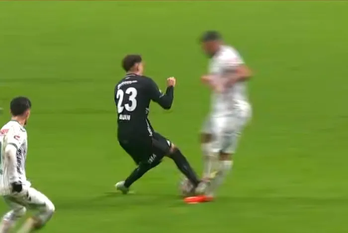 var-kayitlari-aciklandi-asllaninin-kirmizi-kartinda-ne-konusuldu-1770142064150.jpg VAR kayıtları açıklandı! Asllani’nin kırmızı kartında ne konuşuldu? - 1