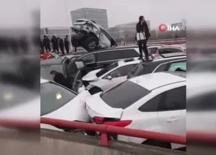 Kazayı gören gözlerine inanamadı! 100’den fazla araç birbirine girdi | Trafik polisine böyle vurdu