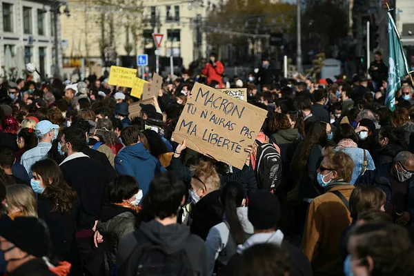 Fransa’da sarı yelekliler diktatör Macron’u protesto etti