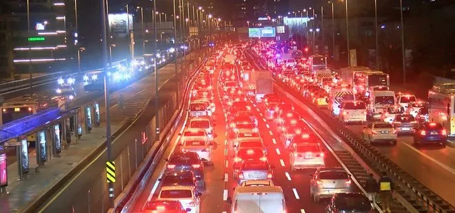 Son dakika: İstanbul’da yola çıkacaklar dikkat! Trafik kilit