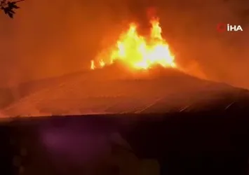 Sakarya'da üç katlı evin çatısı alev topuna döndü