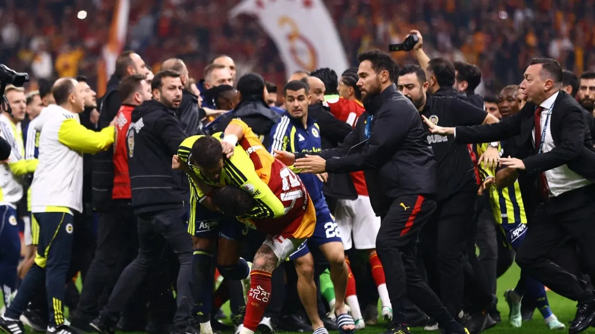 Galatasaray-Fenerbahçe derbisi sonrası saha karıştı!