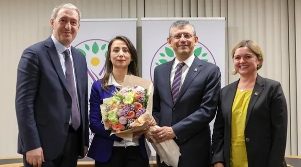 1708684544077.jpg Ekrem İmamoğlu aynaya da bakmıyor: Bunlar seçimden önce her renge boyanırlar! Yeter ki hesapları oy olsun... - 3