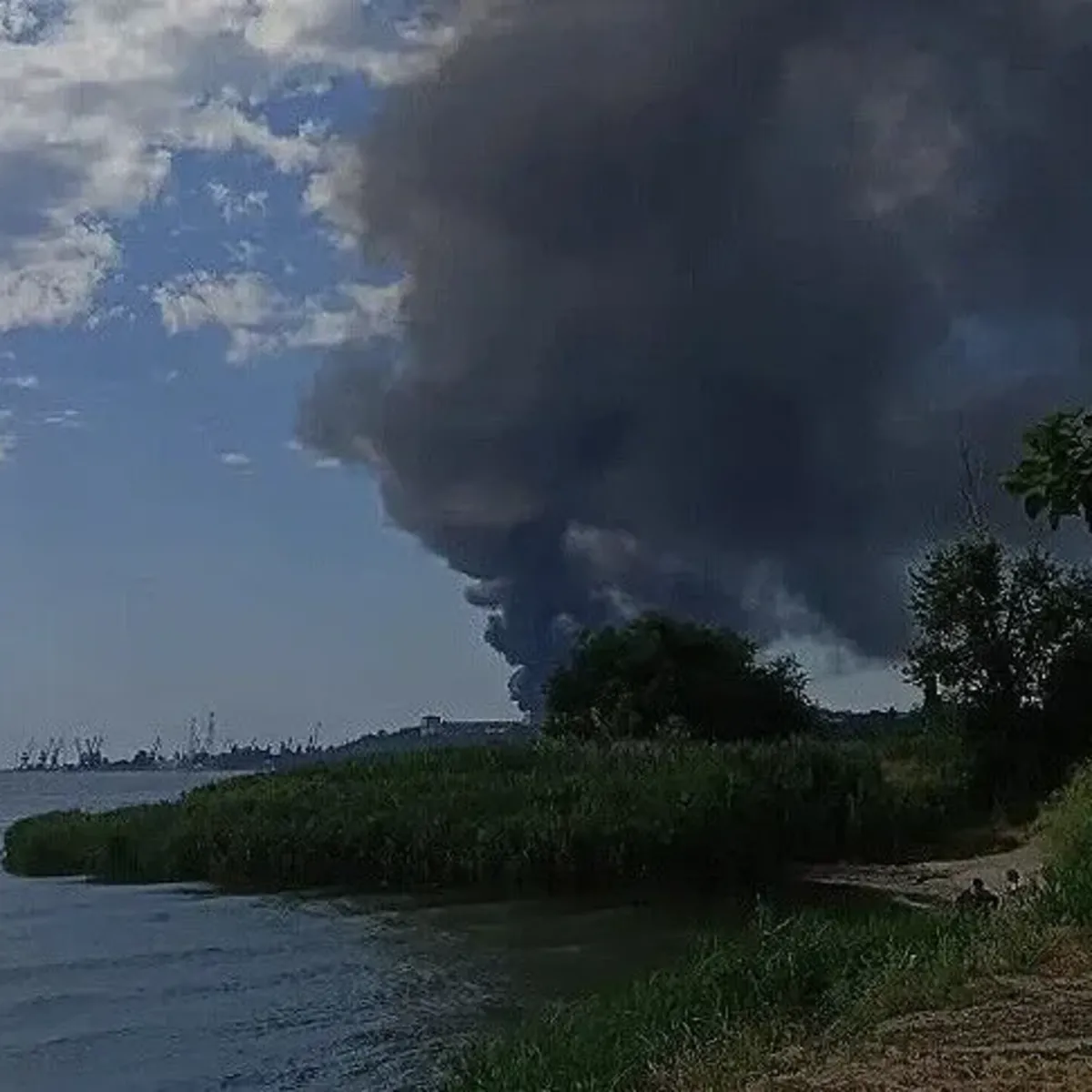 Rusya'dan Yujnıy Limanı'na bir saldırı daha! Yağ depolama tankları hedef alındı