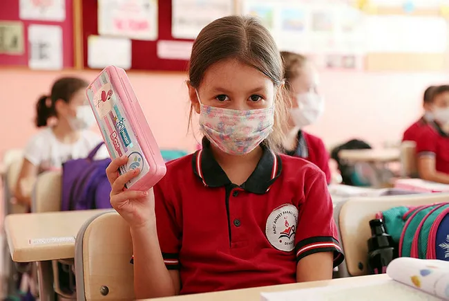 yuz-yuze-egitimde-kucuk-siniflardaki-cocuklari-bekleyen-tehlike-maske-degistirme-1603088413144.jpg Maskelerdeki desen tehlikesi! Küçük sınıflardaki çocuklar maske değiştiriyor - 2