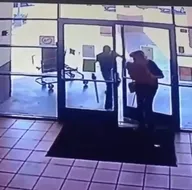 Pizzasını vermeyen kadına dehşeti yaşattı! Metal sopayla...