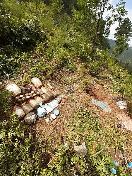Amanoslarda PKK sığınağında yaşam malzemeleri ele geçirildi - 1