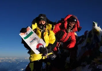 Beş günde iki kez Everest’e tırmandı