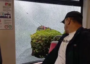 İstanbulluların ’toplu taşıma’ sınavı! T1 Kabataş-Bağcılar Tramvay Hattı’nda büyük panik: Kapak açıldı camları patladı