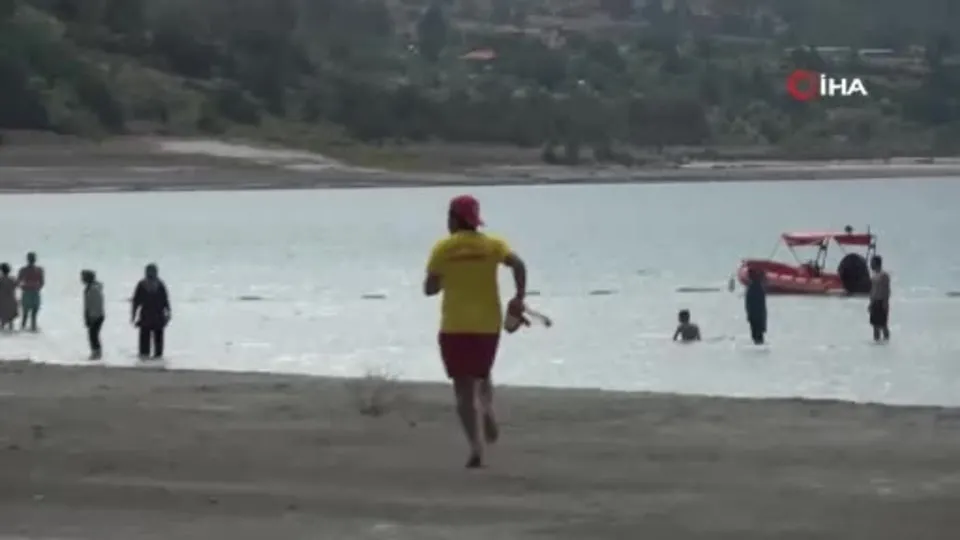 Salda’da ölümle burun buruna! Açığa sürüklenen kızı kilometrelerce kürek çekerek kurtardı! O anlar kamerada