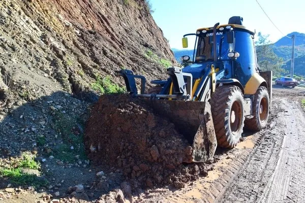 CHP'li belediye halkı kaderine terk etti! Çöken yolları vatandaş imece usulü onarıyor - 1