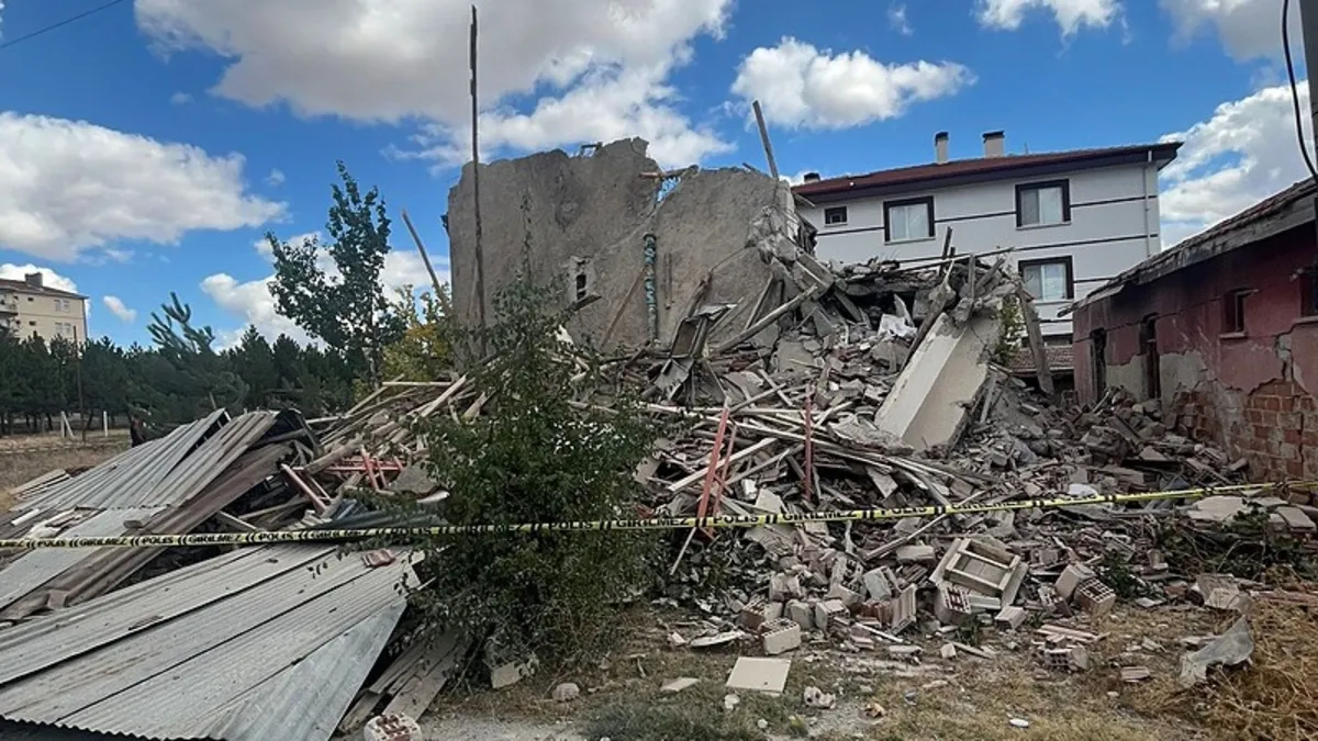 Ankara'da kıorku dolu anlar! 3 katlı metruk bina çöktü