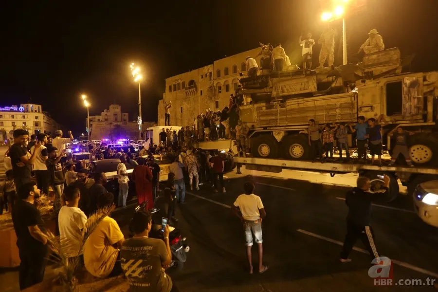 Vatiyye Askeri Hava Üssü’nde imha edilen Pantsir Trablus’ta sergilendi! "Lider Erdoğan’a selam olsun" 7