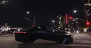 Güneş enerjisiyle çalışan elektrikli otomobil...