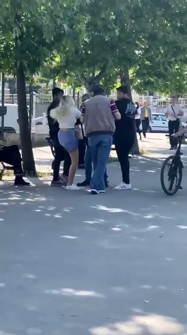 etek-giyen-kadinin-videosunu-cekti-tacizciye-meydan-dayagi-nasil-adamsin-1653462077157.jpg Etek giyen kadının videosunu çekti! Tacizciye meydan dayağı: Nasıl adamsın? - 1