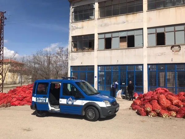 Stokçuların 'soğan' oyunu! Yol kenarına atılmış binlerce çuval bulundu - 3