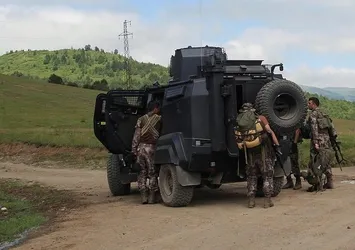 Arabalarını gasp etmeye çalışan PKK'lıya kadınlar bıçak çekmiş
