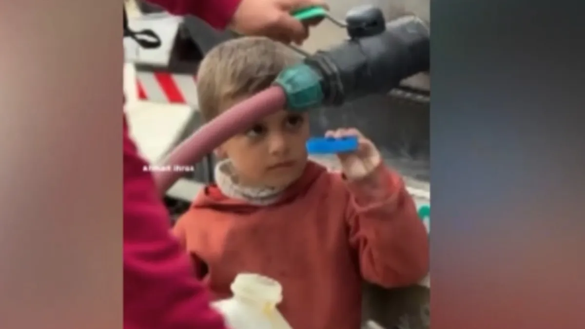 Gazze'de Filistinli çocuk, su damlalarıyla şişesini doldurdu!