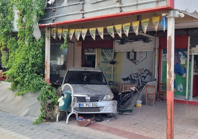 Adana’da otomobil kahvehaneye girdi