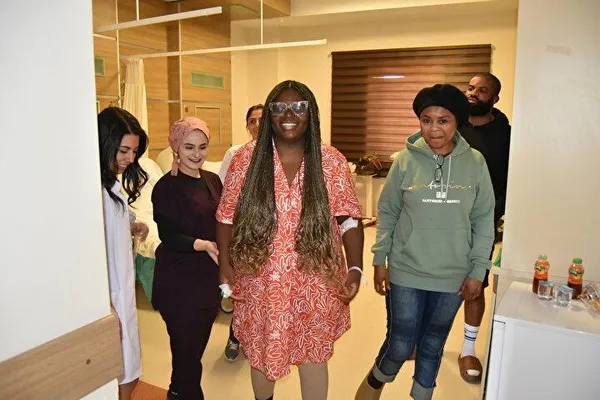 ABD’li hemşire Kelly Damian ameliyat için Kars’a geldi