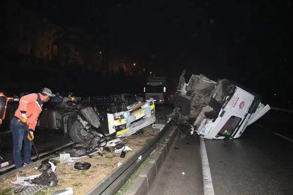 saskina-ceviren-goruntu-koskoca-tir-ikiye-bolunup-parcalandi-1637734768398.jpg Şaşkına çeviren görüntü! Koskoca tır ikiye bölünüp parçalandı - 1