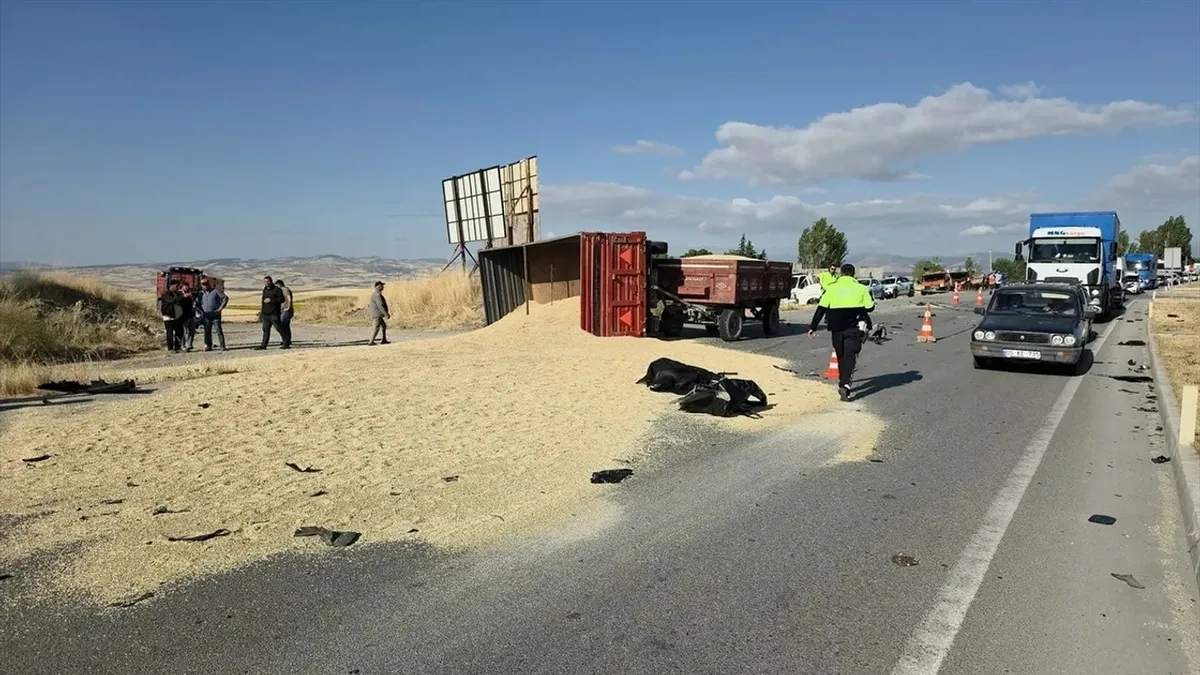 Merzifon'da traktör ve araç çarpıştı: 1 ölü, 4 yaralı