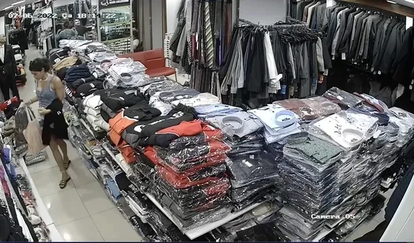 antalyada-ruslarin-butikten-kiyafet-hirsizligi-saniye-saniye-kamerada-1657361150989.jpg