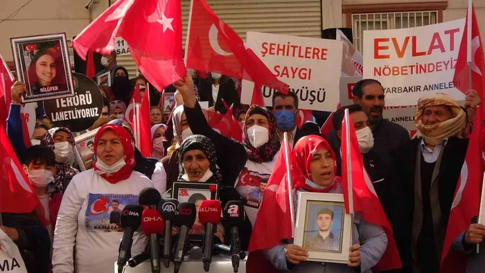 Diyarbakır annelerinden PKK'ya tepki: Pervin Buldan'ın kızı Avrupa'da geziyor benim kızım dağda - 1