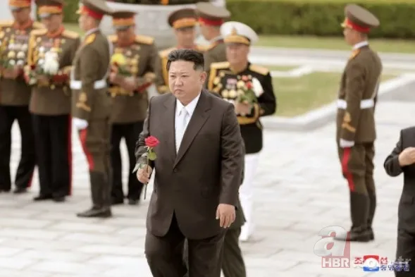 Kuzey Kore’de koronavirüs vakalarında patlama: 3 milyon kişi pozitif! Kim Jong-un’dan maskesiz ve mesafesiz tören 1