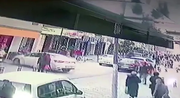 cekmekoyde-direksiyon-basinda-bayilan-sofor-once-yayaya-sonra-dukkana-carpti-1644224838647.jpg Çekmeköy’de direksiyon başında bayılan şoför önce yayaya sonra dükkana çarptı - 1