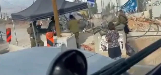 Alma mazlumun ahını çıkar aheste aheste! İşgalci İsrail zırhlısı Filistinli bir kişiye ait otomobili sürüklerken devrildi