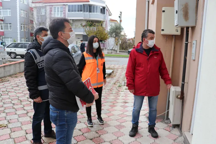 Son dakika: Balıkesir'de koronavirüs vakası görülen evlere not asıldı: Bu konut görüşme ve ziyarete kapalıdır - 3