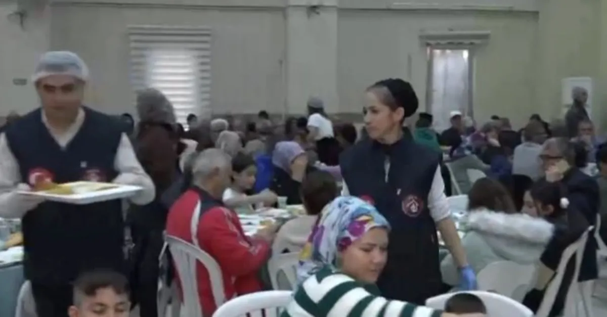 Adana'da Vakıflar Genel Müdürlüğünden iftar