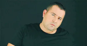 Ata Demirer’i evinden ettiler!