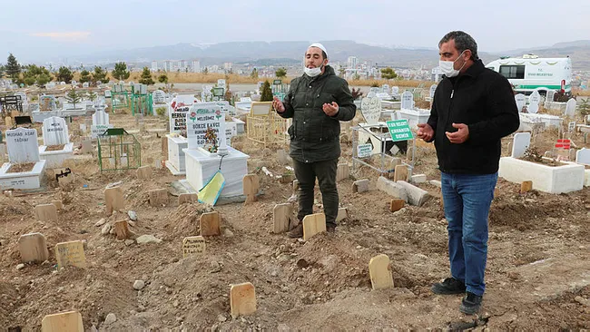 Sivas'ta yürek yakan kare! 18 gün sonra toprağa verilen bebeğin cenaze törenine 6 kişi katıldı - 6