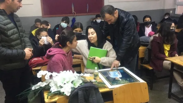 adanada-evladini-kaybeden-annenin-acisi-yurek-sizlatti-oglunun-sirasina-oturup-gozyasi-doktu-1640001993091.jpg Adana’da evladını kaybeden annenin acısı yürek sızlattı! Oğlunun sırasına oturup gözyaşı döktü - 1