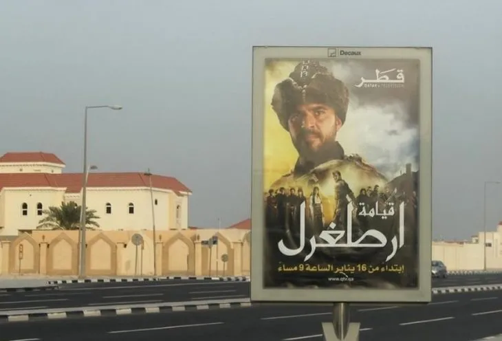 Diriliş Ertuğrul afişi Katar sokaklarında