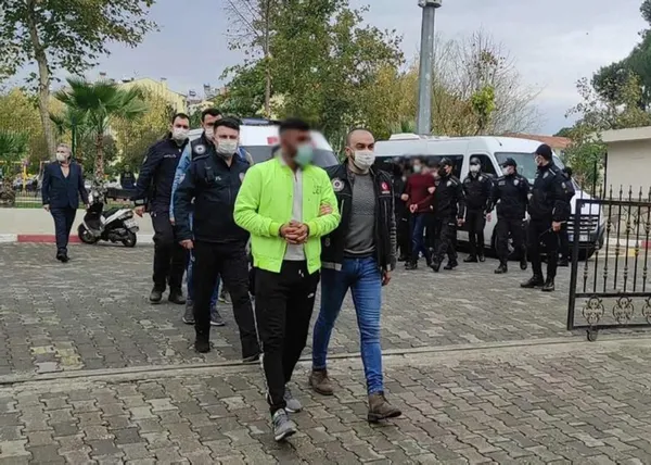 aydinda-uyusturucu-partisine-baskin-8-gozalti-1637749045401.jpg Aydın'da uyuşturucu partisine baskın: 8 gözaltı - 2