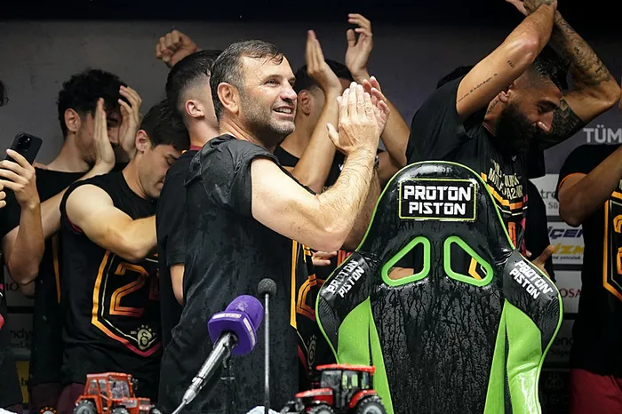 Duble şampiyonluğa duble maaş! Galatasaray’da Okan Buruk ile yeni sözleşme imzalanıyor! İşte o rakam...