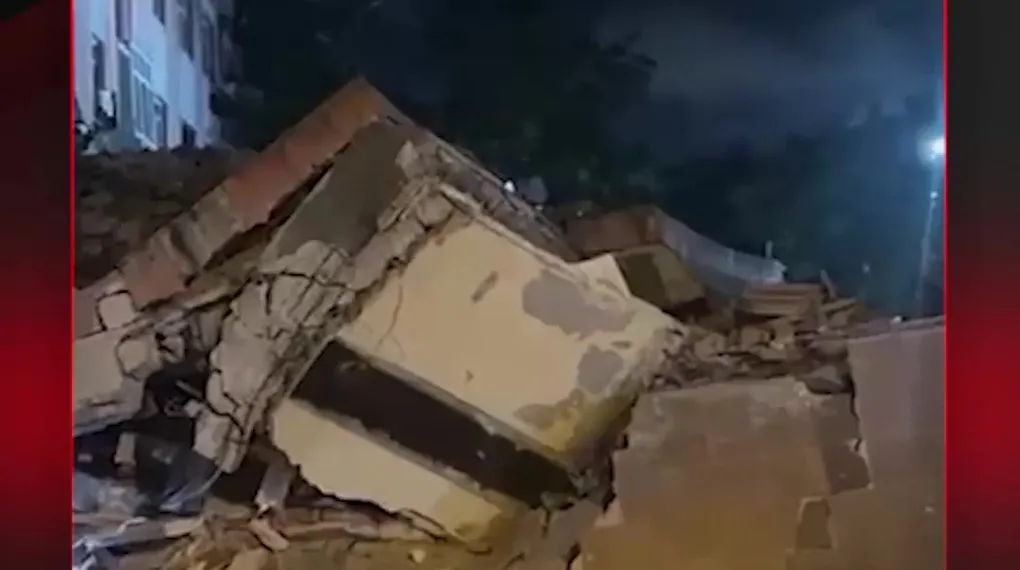 İSTANBUL'DA BİNA ÇÖKTÜ