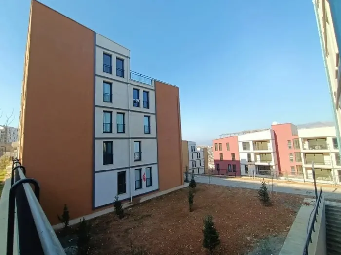 yeni-konutuna-yerlesen-depremzede-ardicin-mutlulugu-yapamaz-dediler-devletimiz-fazlasiyla-yapti-1738736487664.jpg Kahramanmaraş'ta TOKİ tarafından inşaa edilen kalıcı afet konutları (AA)